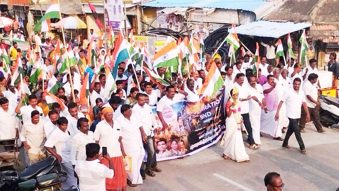 181 அடி நீளமுள்ள மூவர்ண தேசியக்கொடியை ஏந்தியவாறு பேரணி