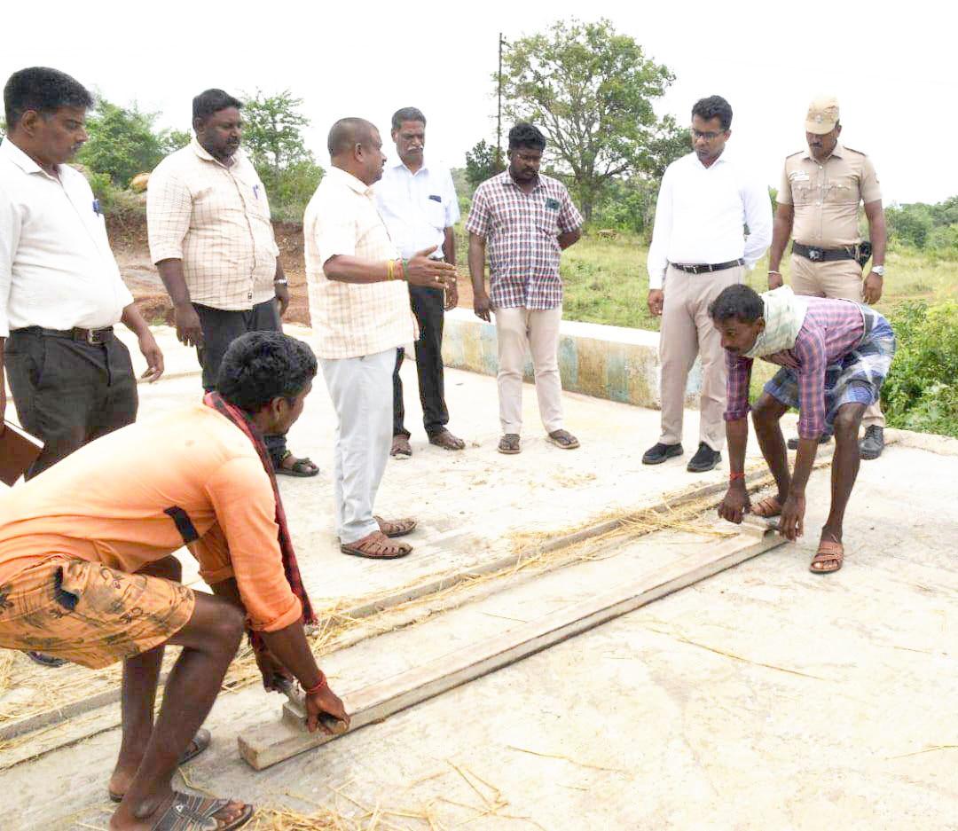 கல்வராயன்மலைப் பகுதியில் மேற்கொள்ளப்பட்டு வரும் வளர்ச்சித் திட்டப் பணிகளை துறை சார்ந்த அலுவலர்கள் தொடர்ந்து கண்காணித்திட வேண்டும்