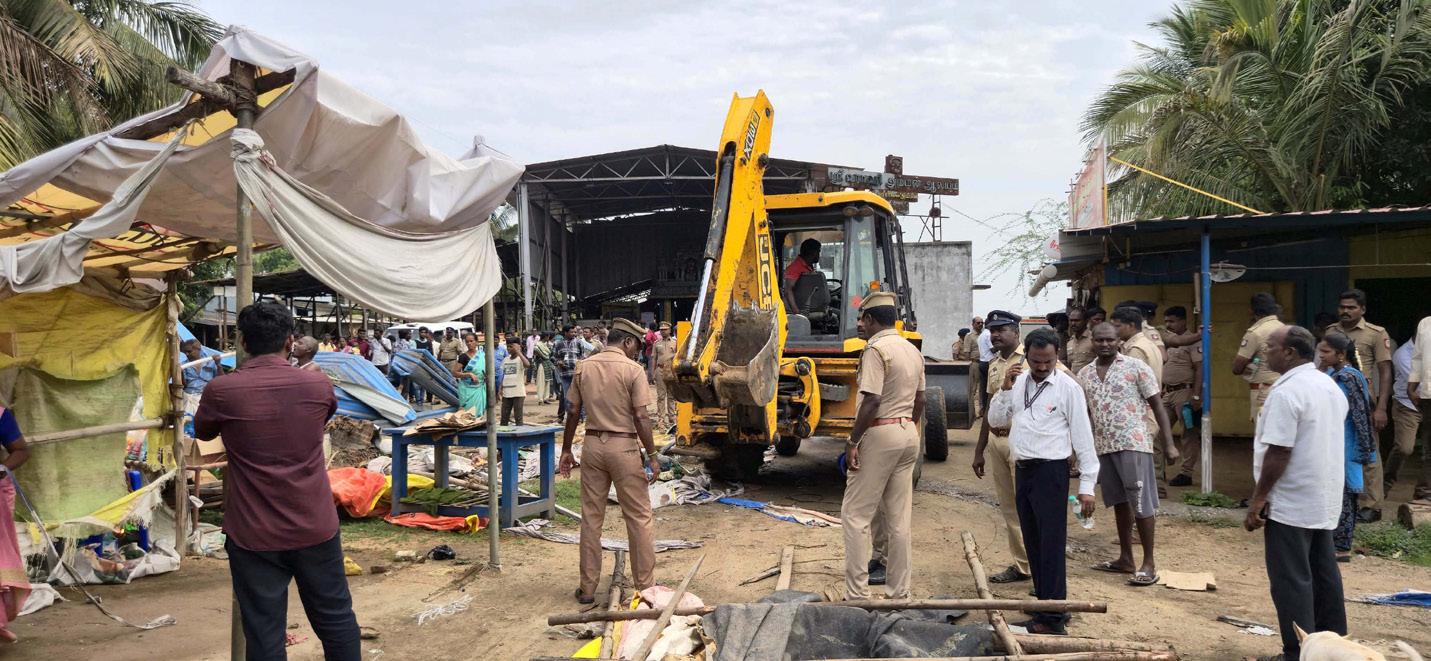 பள்ளூர் வாராஹி அம்மன் கோயிலுக்கு சொந்தமான இடத்தை ஆக்கிரமித்து கட்டப்பட்டிருந்த 8 கடைகள் டிஎஸ்பி முன்னிலையில் ஜேசிபியால் இடித்து அகற்றப்பட்டது.