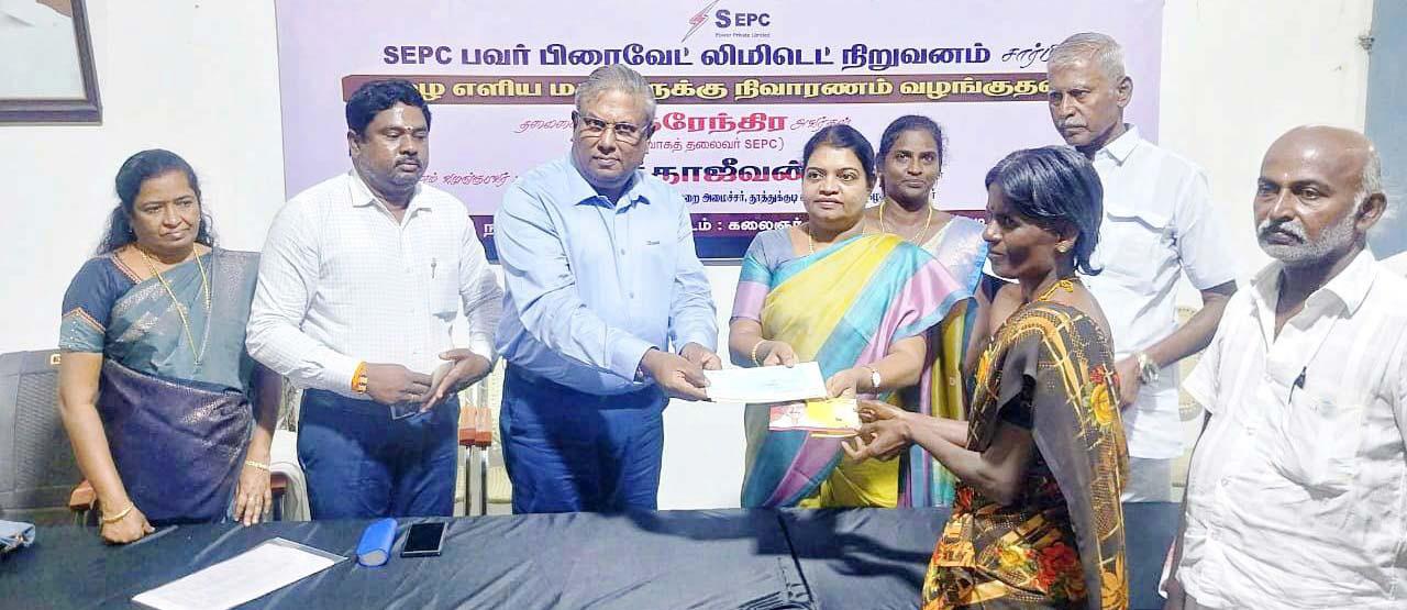 மழையால் வீடு இழந்த 25 பேருக்கு தலா ரூ.50 ஆயிரம் அமைச்சர் கீதாஜீவன் வழங்கினார்