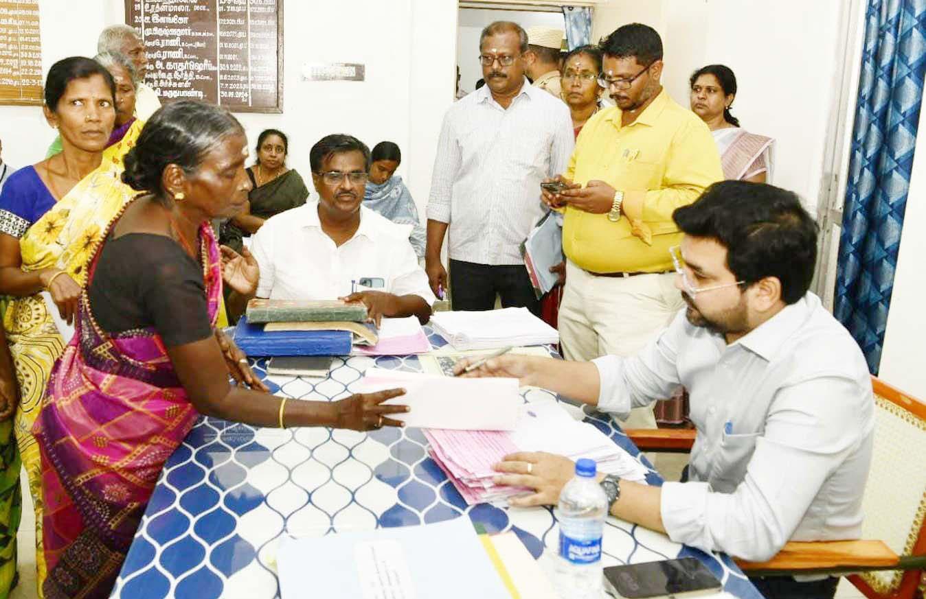 தேடுதல் நாளிதழ்- பெரியகுளம் வட்டத்திற்குட்பட்ட கிராமங்களுக்கான வருவாய் தீர்வாயம்; மாவட்ட ஆட்சித்தலைவர் தலைமையில் நடைபெற்றது