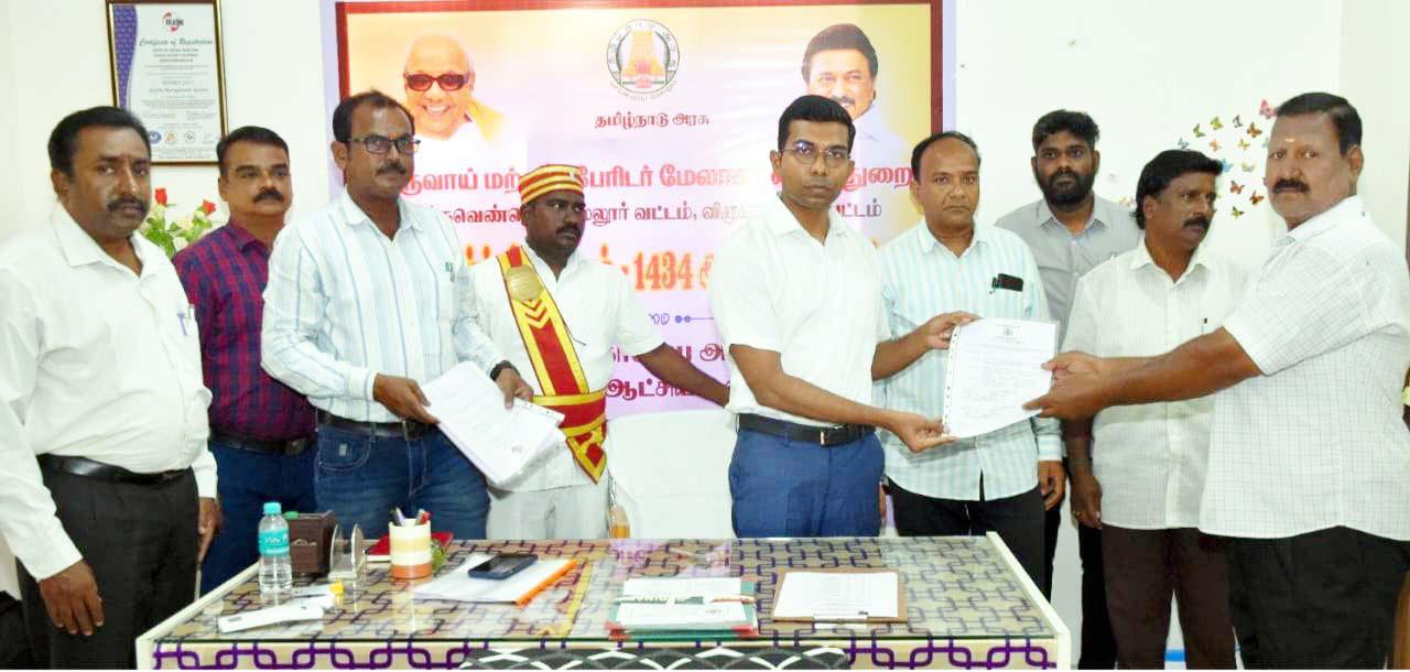 11 நபர்களுக்கு பட்டா மாறுதலுக்கான ஆணை மற்றும் 1 நபருக்கு விலையில்லா தையல் இயந்திரம் மாவட்ட ஆட்சித்தலைவர் வழங்கினார்