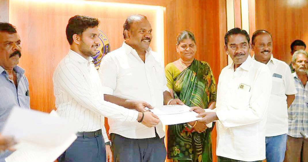 மண்டல முகாமில் பெறப்பட்ட மனுக்களுக்கு தீர்வு ஆணைகளை மேயர் ஜெகன் வழங்கினார்