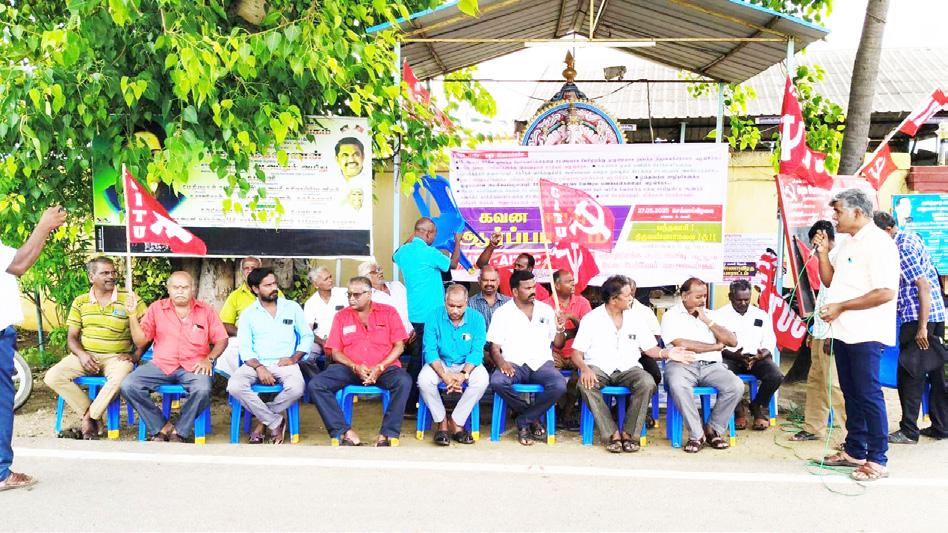 வந்தவாசி அரசு பேருந்து பணிமனை எதிரே போக்குவரத்து தொழிலாளர் சங்கங்கள் ஆர்ப்பாட்டம்