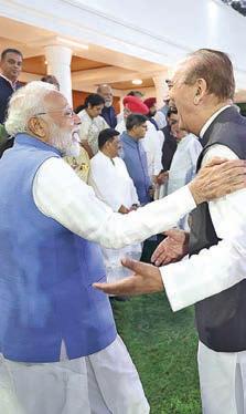 Ghulam Nabi Azad meets with Prime Minister Modi, briefs on his group's contribution