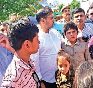 Satish visits relief camps; meets displaced border residents