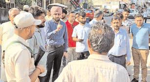SDM visits Ghagwal Market, warns shopkeepers of encroachment, congestion