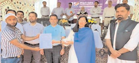 DC Kupwara presides over mega awareness/saturation camp at far flung Nagranar village of Handwara block