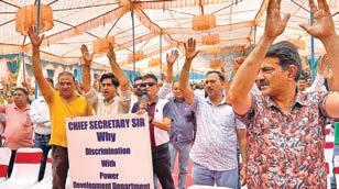 PDD engineers stage protest against Govt apathy on regularization, arbitrary post diversion