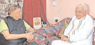 Governor Arif Mohammad Khan visits Pradeep Sardana’s house to congratulate him on his 50 years in journalism