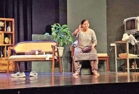 Groundbreaking solo performance in Dogri: RJ Juhie captivates as Chanchlo