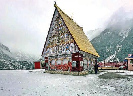 Kashmir tourist hotspots witness fresh snowfall