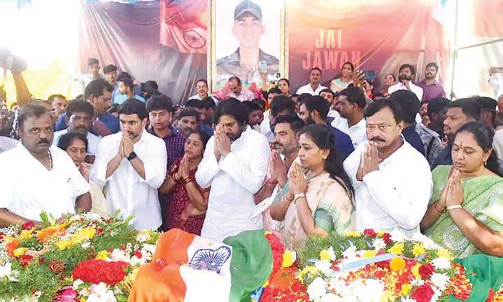 மறைந்த ராணுவ வீரரின் உடலுக்கு பவன் கல்யாண் அஞ்சலி: ரூ.25 லட்சம் நிதியுதவி அறிவிப்பு