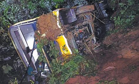 வால்பாறையில் 20 அடி பள்ளத்தில் கவிழ்ந்த அரசு பஸ்- 40 பேர் படுகாயம்