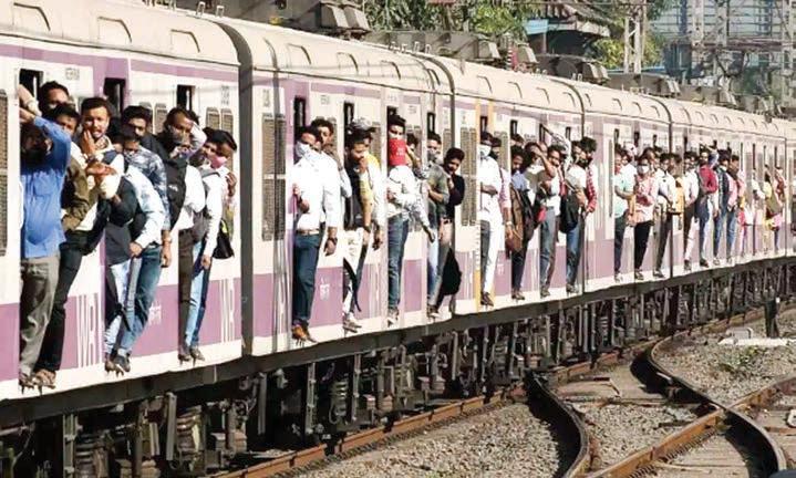 மும்பை: கூட்ட நெரிசலால் புறநகர் ரெயிலில் இருந்து கீழே விழுந்து 5 பேர் உயிரிழப்பு