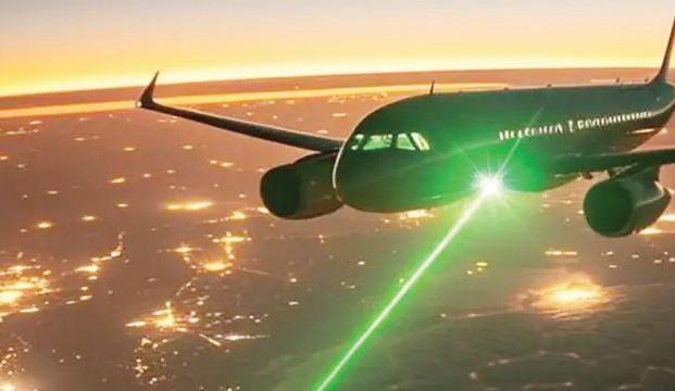 விமானம் தரையிறங்கும் போது அடிக்கப்பட்ட லேசர் ஒளி