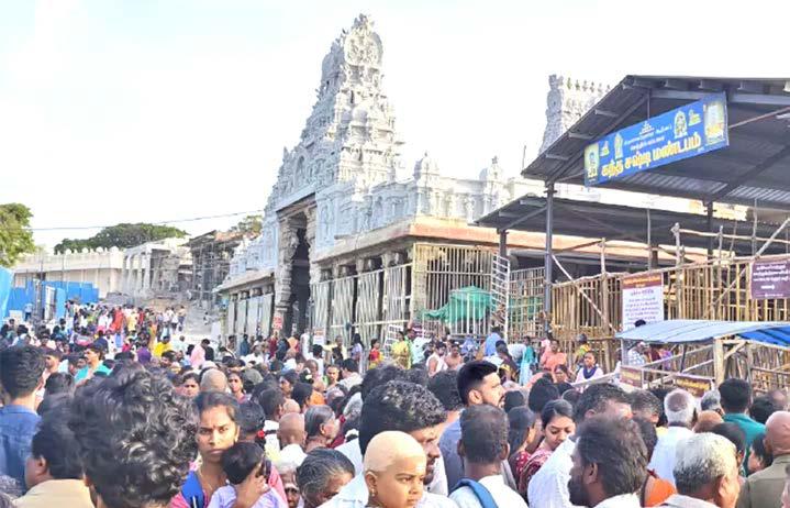 திருச்செந்தூர் சுப்பிரமணிய சுவாமி கோவிலில் குவிந்த பக்தர்கள்- 4 மணி நேரம் காத்திருந்து சாமி தரிசனம்