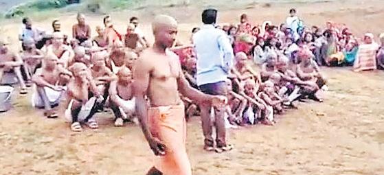 கலப்புத் திருமணம் செய்த பெண் குடும்பத்தினர் 40 பேருக்கு மொட்டை அடித்த அவலம்