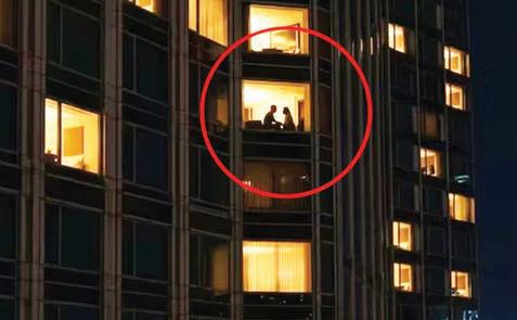 உல்லாசத்தில் ஜன்னல் திரையை மூட மறந்த காதலர்கள்