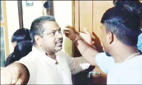 மடாதிபதியுடன் ஒரே அறையில் தங்கிய தாய், மகள்