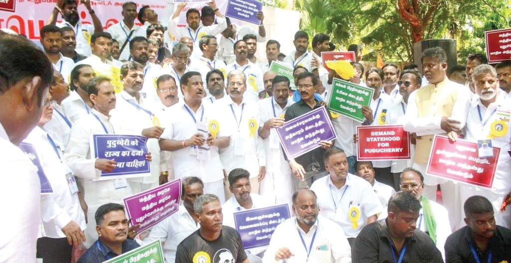 புதுச்சேரிக்கு மாநில அந்தஸ்து கேட்டு டெல்லியில் போராட்டம் : ஜனாதிபதி, பிரதமர் அலுவலகத்தில் மனு