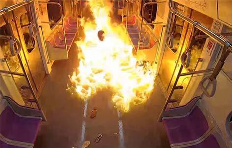 விவாகரத்து விரக்தியில் ரெயிலுக்குள் பெட்ரோல் ஊற்றி தீவைத்த நபர்