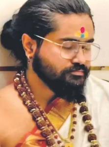 தேடி வரும் பக்தர்களின் பாலியல் செயல்களை ரகசியமாக பார்த்து ரசித்த சாமியார் கைது