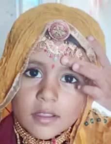 கடைசியாக ஒரு முறை மகனுக்கு பெண் வேடமிட்டு அழகு பார்த்த தாய்