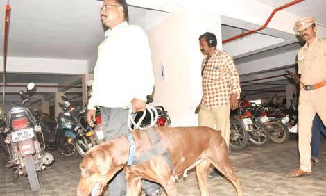 மிரட்டல் கடிதம் எதிரொலி - ஈரோடு கலெக்டர் அலுவலகத்தில் வெடிகுண்டு நிபுணர்கள் சோதனை