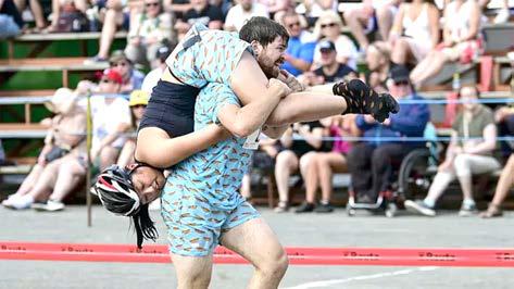 பின்லாந்தில் நடைபெற்ற மனைவியை கணவர் சுமந்து செல்லும் வித்தியாசமான போட்டி