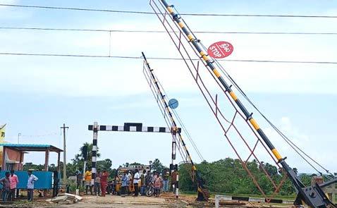 ரெயில்வே கேட் திறந்தே இருந்தது: கேட் கீப்பரை பார்க்கவில்லை