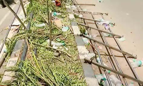 விஜய் போராட்டத்தில் சேதமடைந்த தடுப்புகள்