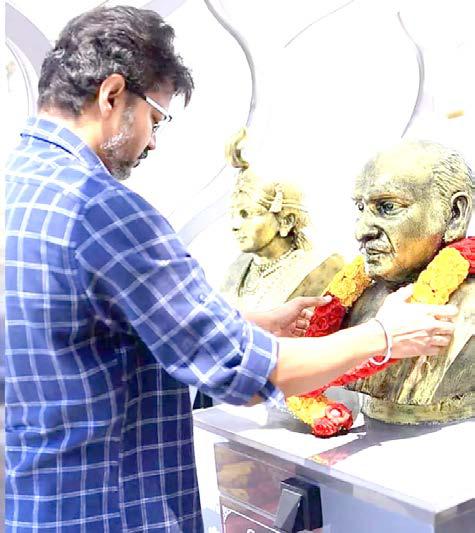 காமராஜர் சிலைக்கு மாலை அணிவித்து மரியாதை செலுத்திய த.வெ.க. தலைவர் விஜய்