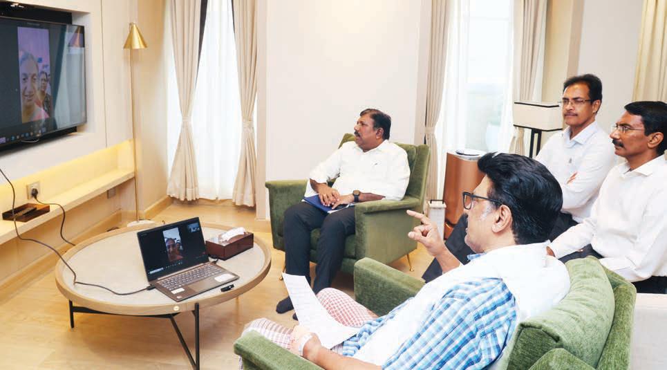 பல்வேறு கோப்புகளில் மருத்துவ மனையில் இருந்த படியே கையெழுத்திட்டார் ஆட்சியர்களுடன் மு.க.ஸ்டாலின் காணொளி மூலம் ஆலோசனை