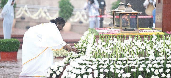 தேசிய போர் நினைவு சின்னத்தில் ஜனாதிபதி திரவுபதி முர்மு மரியாதை