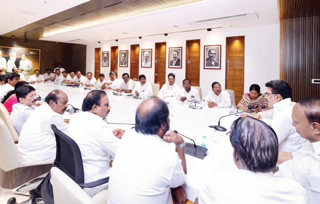 வாரத்துக்கு குறைந்தது 4 நாட்கள் தொகுதியில் தங்கி மக்கள் பணியாற்ற வேண்டும்