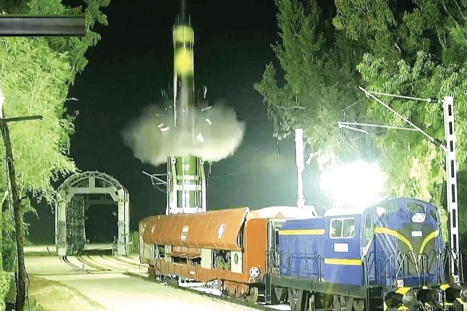 இந்திய நாட்டிலேயே முதல்முறையாக ரெயிலில் இருந்து ஏவுகணை ஏவி சோதனை