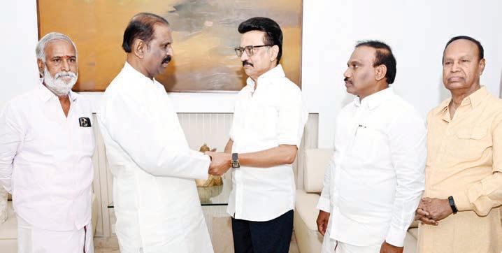 வைரமுத்துவின் தாயார் மறைவையொட்டி முதலமைச்சர் மு.க. ஸ்டாலின் நேரில் ஆறுதல்