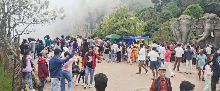 கொடைக்கானலில் குவிந்த சுற்றுலாப்பயணிகள்
