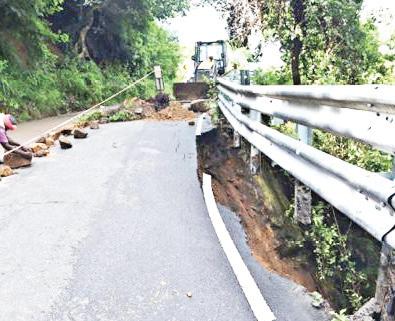 ஏற்காடு மலைப்பாதையில் 9ஆவது கொண்டை ஊசி வளைவில் நிலச்சரிவு ஏற்படும் அபாயம்