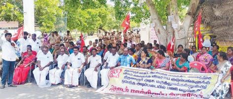 ஆட்சியர் வளாகத்துக்கு நிலம் வழங்கியோருக்கு பணி கோரி காத்திருப்புப் போராட்டம்