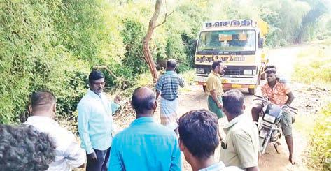 குத்தாலத்தில் காவிரி ஆற்றின் உள்ளே கழிவுநீர் வாகனம் மூலம் கழிவு நீரை வெளியேற்ற பொதுமக்கள் கடும் எதிர்ப்பு