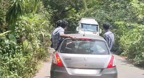 கொடைக்கானல் மலைச்சாலையில் ரீல்ஸ் மோகத்தினால் கார் ஜன்னலில் உட்கார்ந்து செல்லும் இளைஞர்கள்