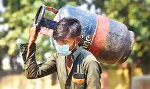 வணிக பயன்பாட்டிற்கான சிலிண்டர் விலை குறைந்தது