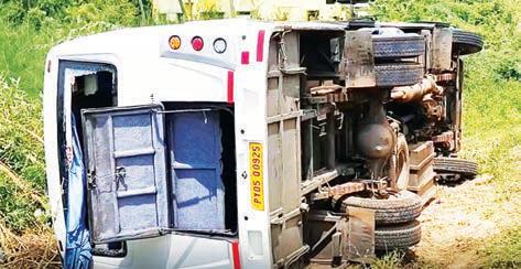 சேலம் அருகே சுற்றுலா வேன் கவிழ்ந்து விபத்து: 20க்கும் மேற்பட்டோர் காயம்