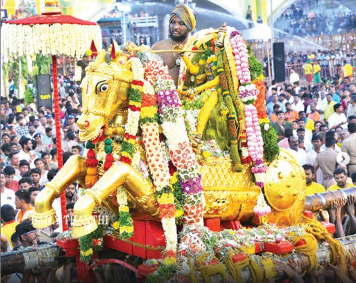 பச்சைப்பட்டு உடுத்தி வைகை ஆற்றில் இறங்கினார் கள்ளழகர்