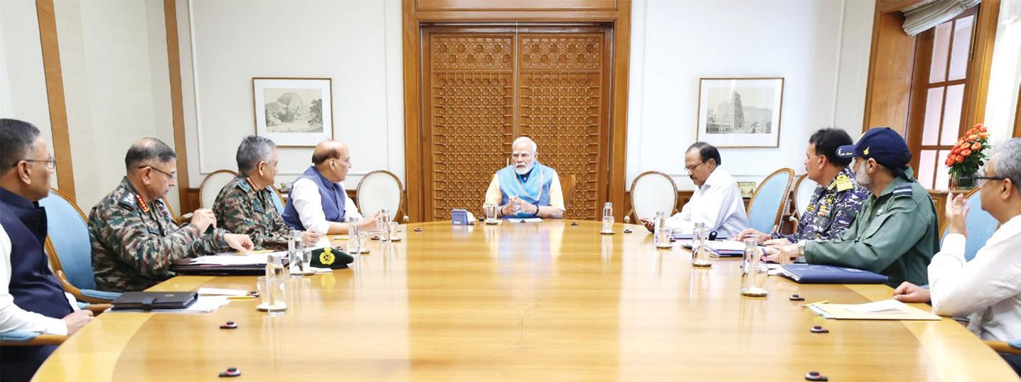 பிரதமர் மோடியுடன் முப்படை தளபதிகள், ராஜ்நாத்சிங் ஆலோசனை