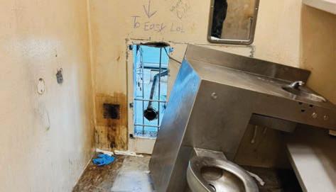 சிறைச்சாலையில் துளை போட்டு 10 கைதிகள் தப்பி ஓட்டம்