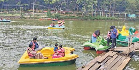 கோடை விடுமுறையை ஓட்டி ஏற்காட்டில் அலைமோதிய சுற்றுலா பயணிகள்