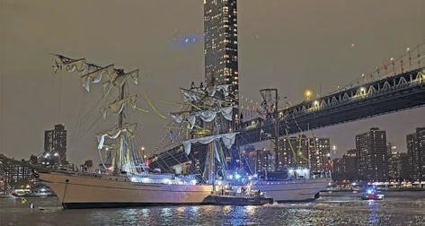 நியூயார்க் பாலம் மீது மோதிய மெக்சிகோ கடற்படை கப்பல்